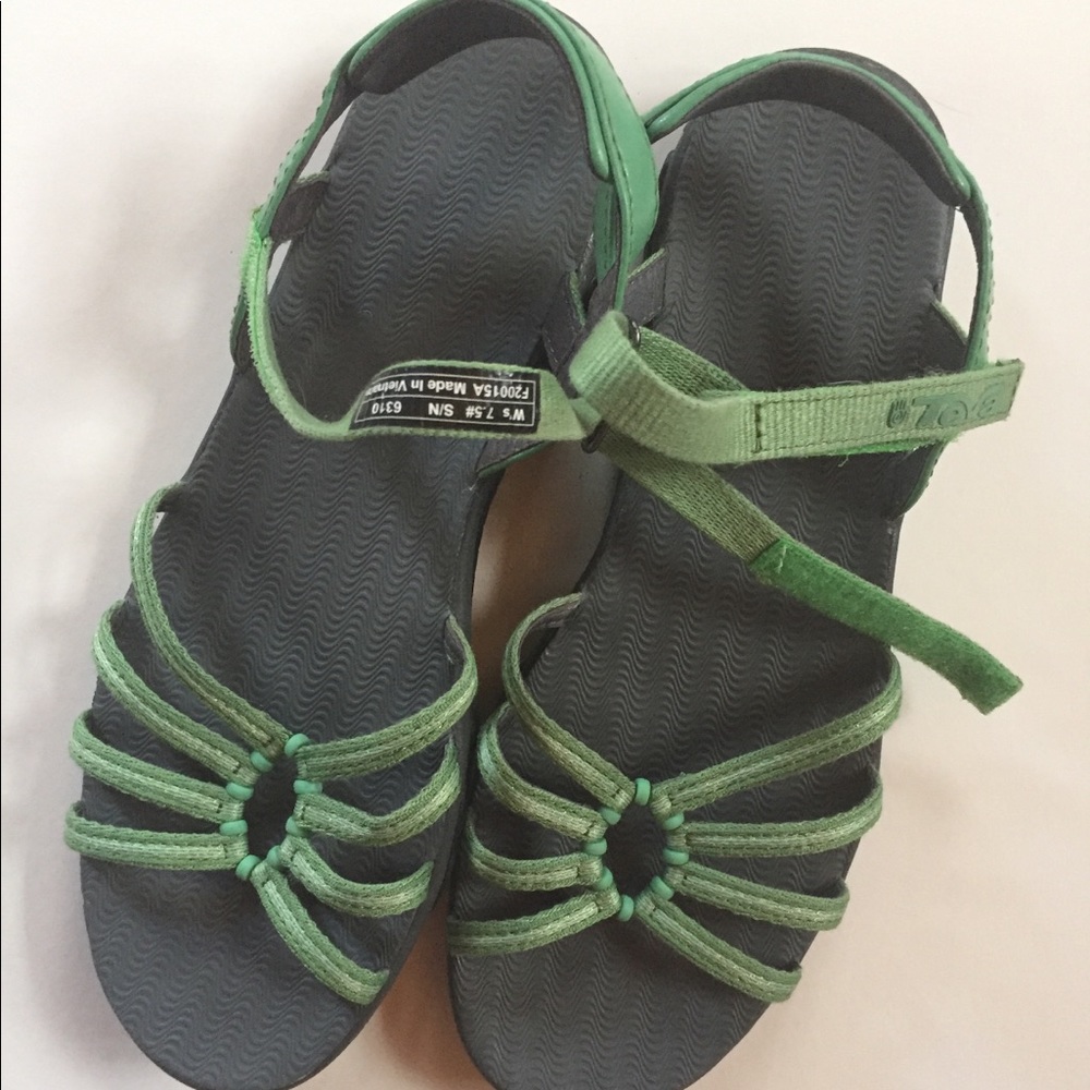 Teva 7.5 green sandals